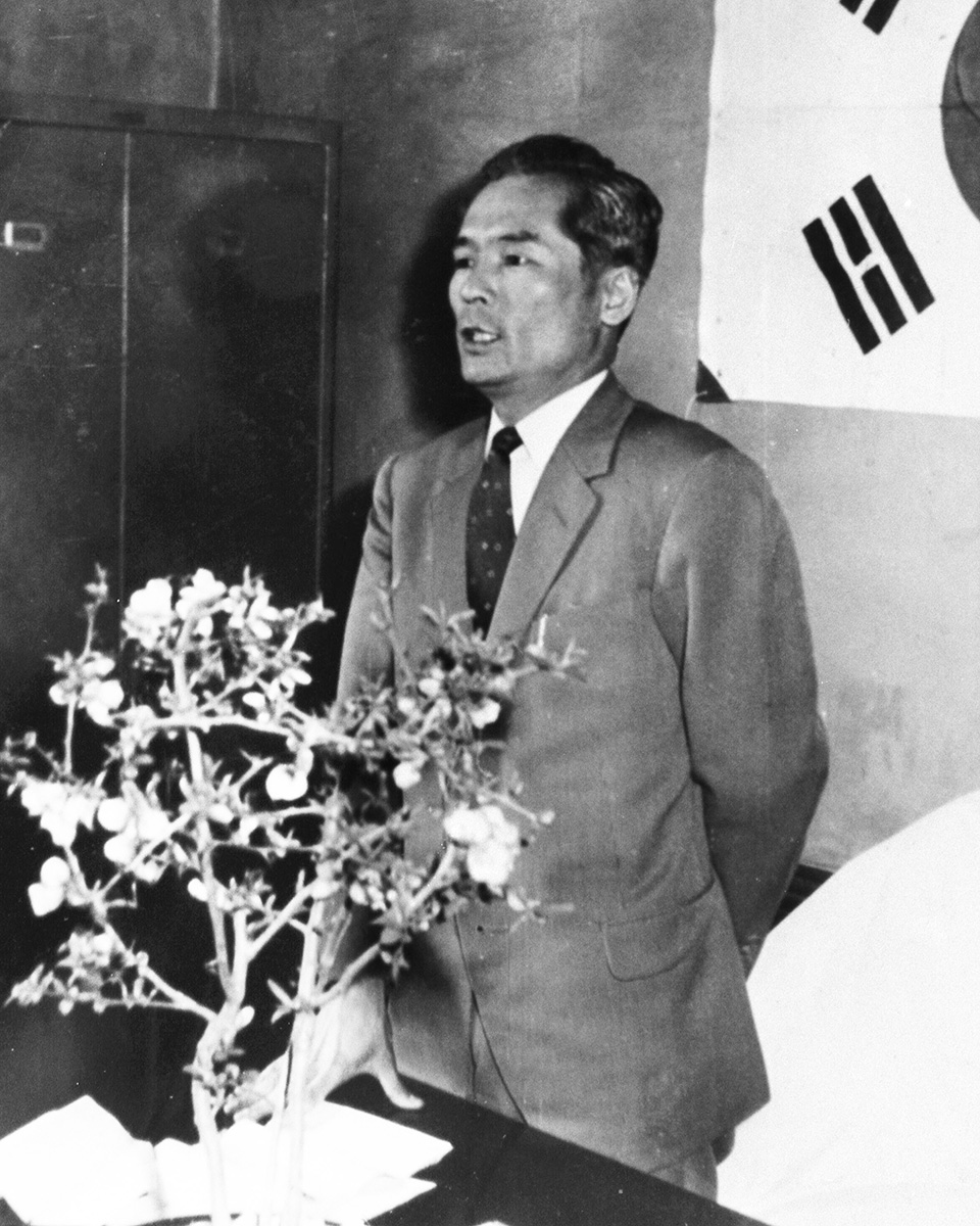 창립총회 당시의 신용호 창립자 (1958.06)