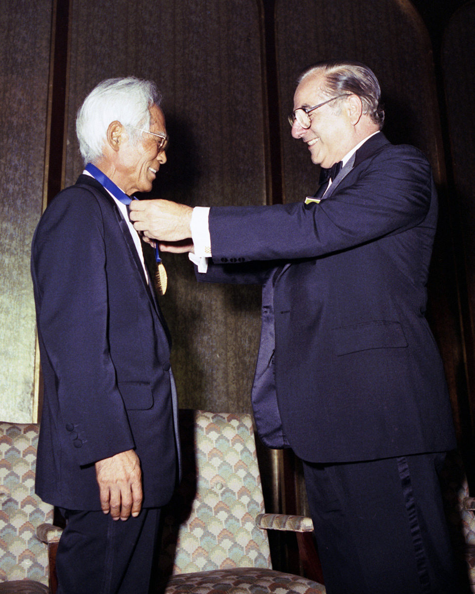 세계보험대상’을 수상한 신용호 창립자 (1983.06)