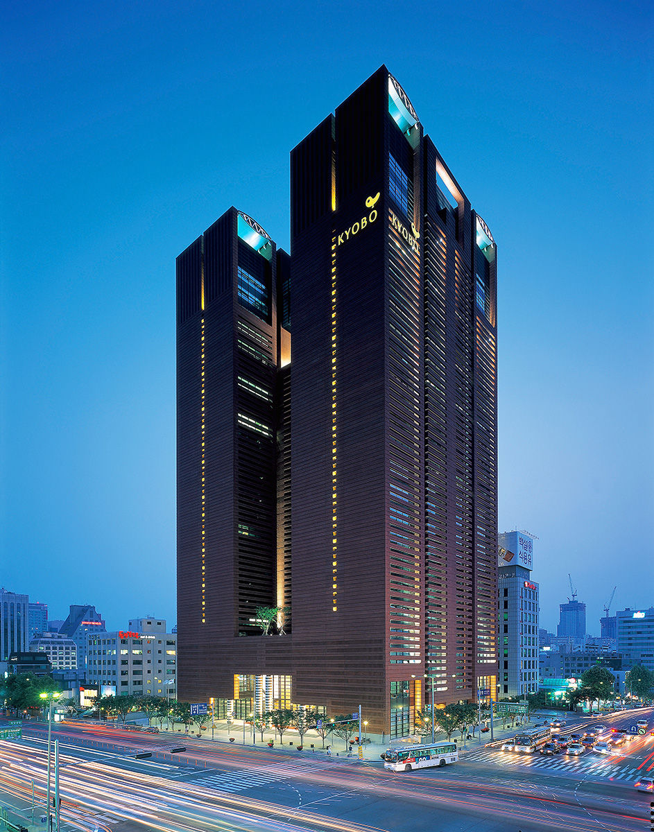 17차례나 설계를 변경하여 완공된 강남 교보타워 (2003.05)