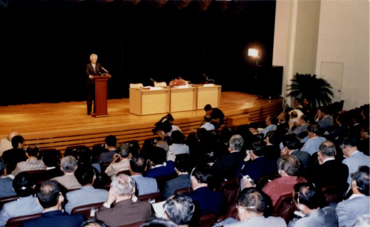 제23차 세계보험협회(IIS) 서울 총회에서 연설하는 신용호 창립자 (1987.07)