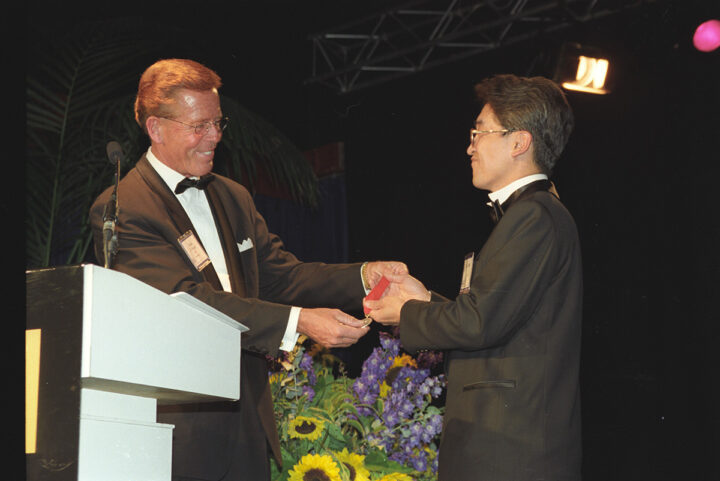 세계보험협회(IIS) ‘보험 명예의 전당 월계관상’을 수상한 신용호 창립자 (1996.07)