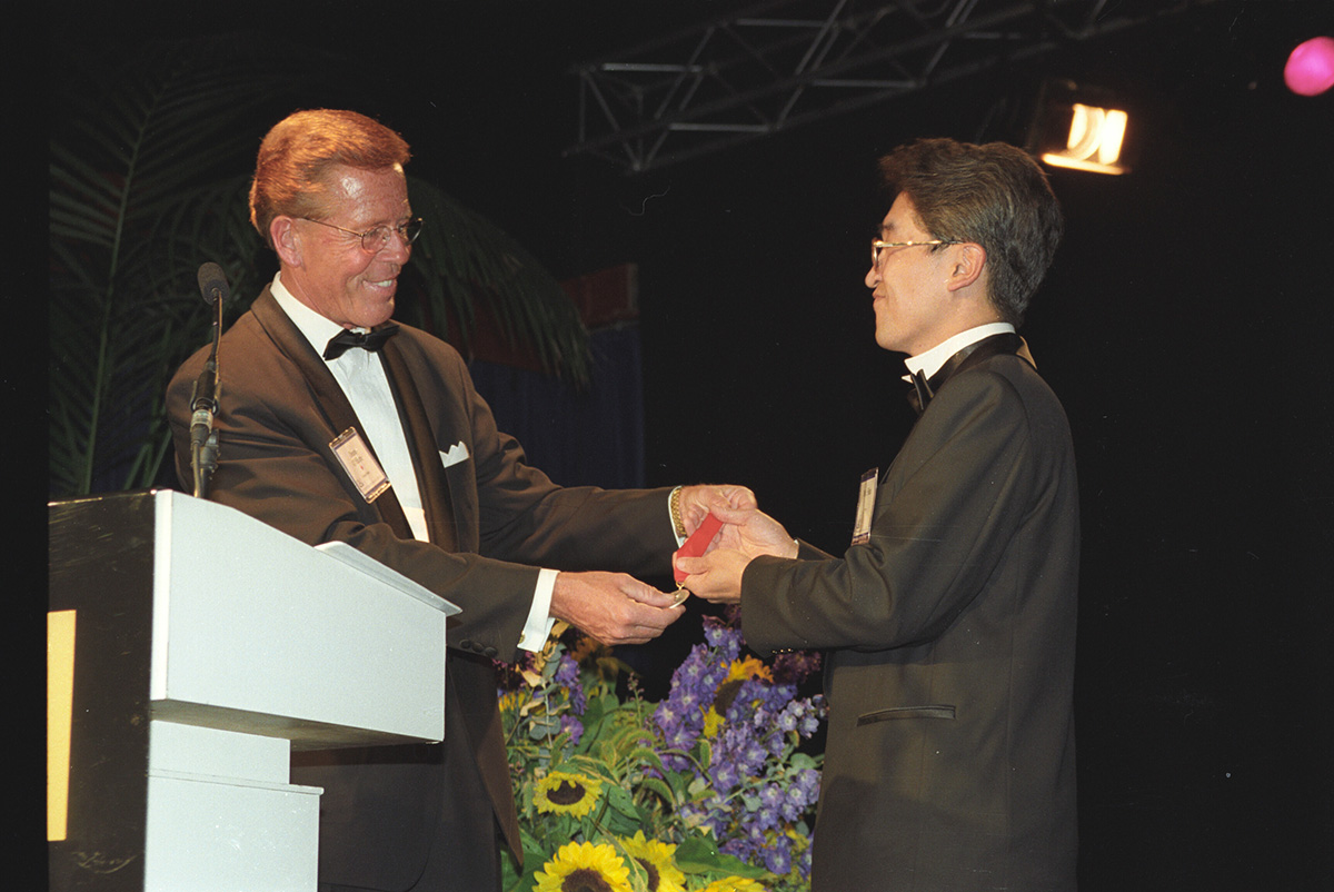 세계보험협회(IIS) ‘보험 명예의 전당 월계관상’을 수상한 신용호 창립자 (1996.07)