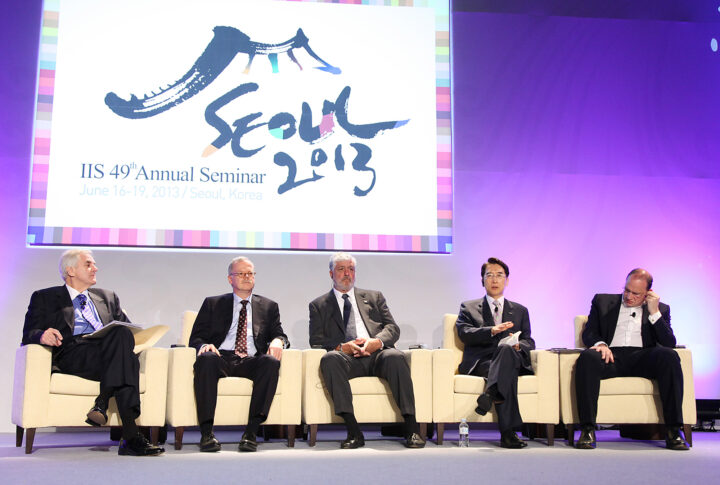제49차 세계보험협회(IIS) 연차 총회에서 토론 패널로 참여한 신창재 의장 (2013.06)