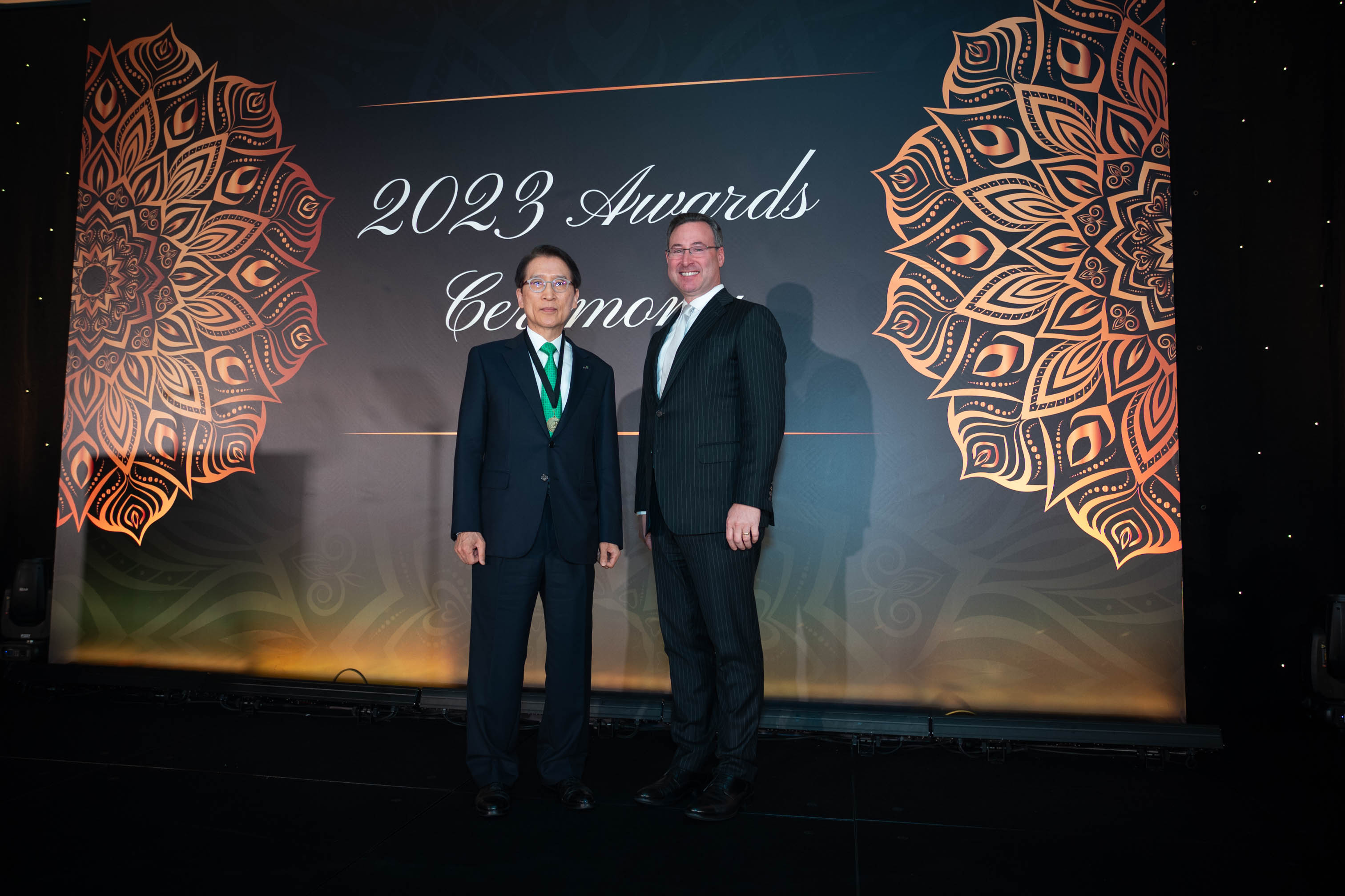 대(代)이어 세계보험협회(IIS) ‘보험 명예의 전당 월계관상’을 수상한 신창재 의장 (2023.11)