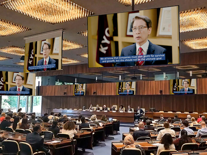 제네바 기업가 정신 포럼에서 ‘글로벌 윤리 경영과 이해관계자 중심 경영 대상’을 수상한 신창재 의장 (2024.06)