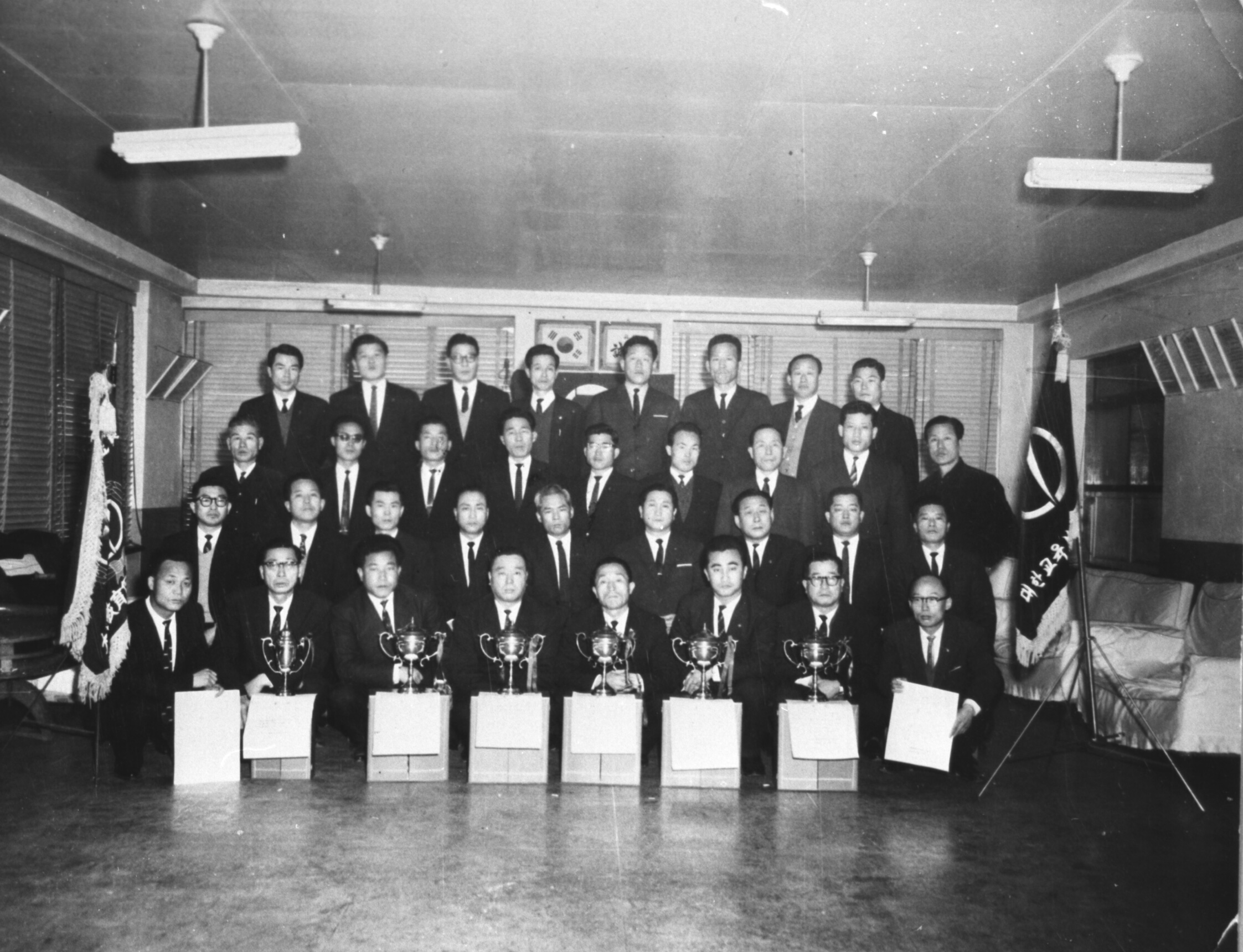 보유계약 100억원 돌파 기념식 (1964.12)