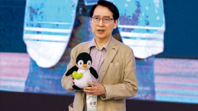 교보생명 캐릭터 꼬옥과 신창재 교보생명 대표이사 겸 이사회 의장