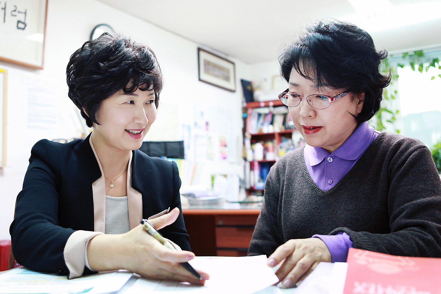 교보생명 전속 재무설계사가 고객을 방문해 보장 내역을 점검하는 모습
